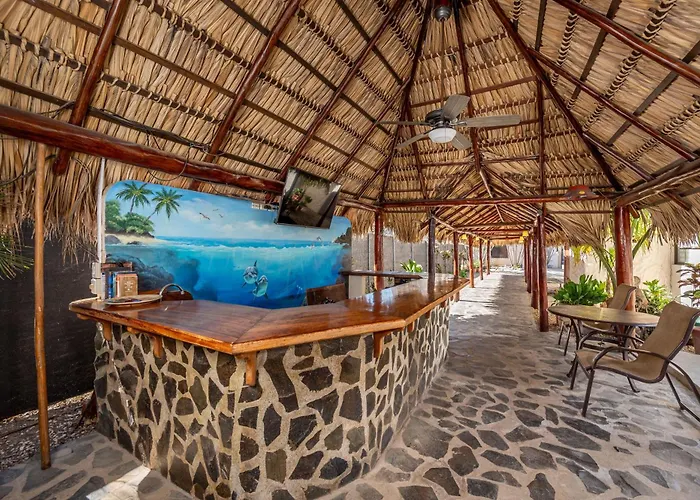 Charming With Pool & Access Apartment