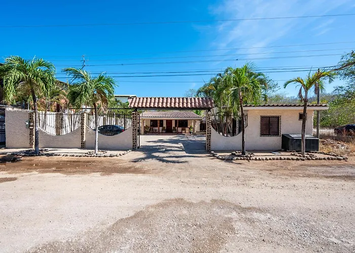 Charming With Pool & Access