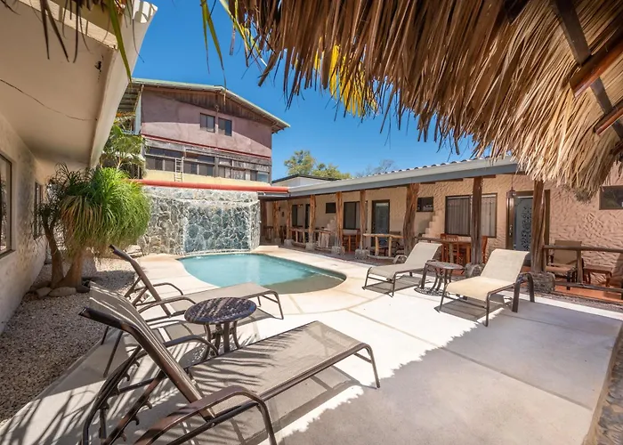 Charming With Pool & Access